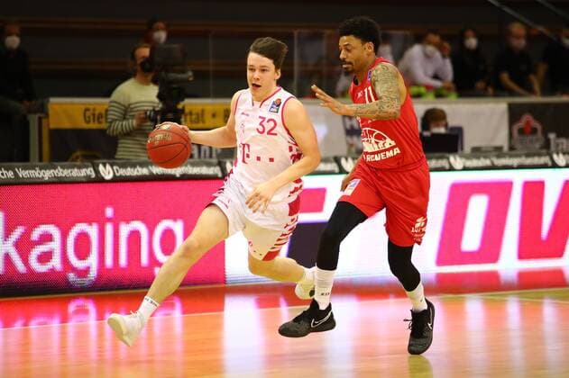 Simonas Lukosius (Bonn) im Zweikampf mit Diante Garrett (Giessen) Jobstairs Giessen 46ers vs Telekom Baskets Bonn, Basketball, easyCredit BBL, 06.03.2021 Jobstairs Giessen 46ers vs Telekom Baskets Bonn, Basketball, easyCredit BBL, 06.03.2021 Giessen Copyright: xEibner-Pressefotox EP_RWS