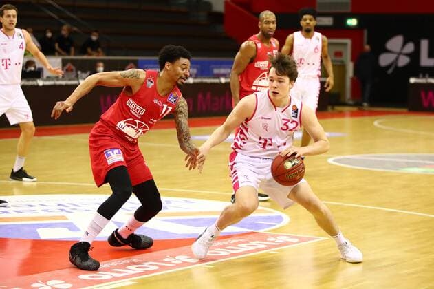 Simonas Lukosius (Bonn) im Zweikampf mit Diante Garrett (Giessen) Jobstairs Giessen 46ers vs Telekom Baskets Bonn, Basketball, easyCredit BBL, 06.03.2021 Jobstairs Giessen 46ers vs Telekom Baskets Bonn, Basketball, easyCredit BBL, 06.03.2021 Giessen Copyright: xEibner-Pressefotox EP_RWS