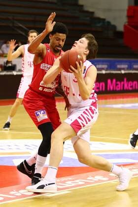 Simonas Lukosius (Bonn) im Zweikampf mit Diante Garrett (Giessen) Jobstairs Giessen 46ers vs Telekom Baskets Bonn, Basketball, easyCredit BBL, 06.03.2021 Jobstairs Giessen 46ers vs Telekom Baskets Bonn, Basketball, easyCredit BBL, 06.03.2021 Giessen Copyright: xEibner-Pressefotox EP_RWS