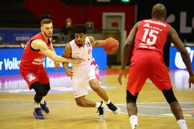 Ferdinand Zylka (Giessen) gegen Jalen Hudson (Bonn) Jobstairs Giessen 46ers vs Telekom Baskets Bonn, Basketball, easyCredit BBL, 06.03.2021 Jobstairs Giessen 46ers vs Telekom Baskets Bonn, Basketball, easyCredit BBL, 06.03.2021 Giessen Copyright: xEibner-Pressefotox EP_RWS