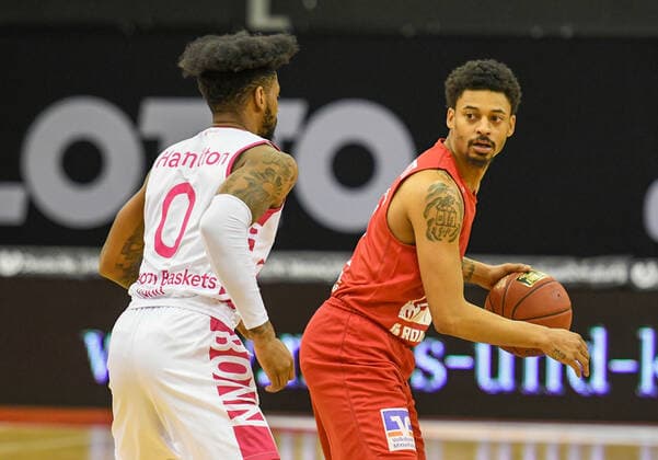 Alex Hamilton, Diante Garrett Basketball Bundesliga, Basketball Saison 2020 2021, 22. Spieltag, Deutschland, easyCredit BBL, Germany, Giessen 46ers, giessen rot, Herren, Jobstairs GIESSEN 46ers - Telekom Baskets Bonn, Männer, Bonn in weiß