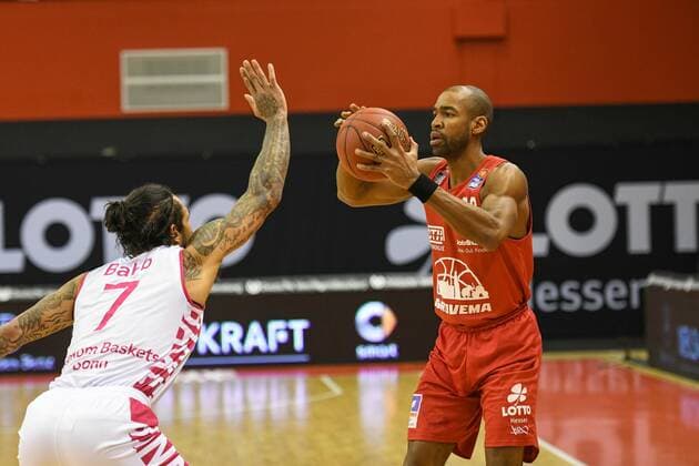 Chris Babb, Brandon Thomas Basketball Bundesliga, Basketball Saison 2020 2021, 22. Spieltag, Deutschland, easyCredit BBL, Germany, Giessen 46ers, giessen rot, Herren, Jobstairs GIESSEN 46ers - Telekom Baskets Bonn, Männer, Bonn in weiß