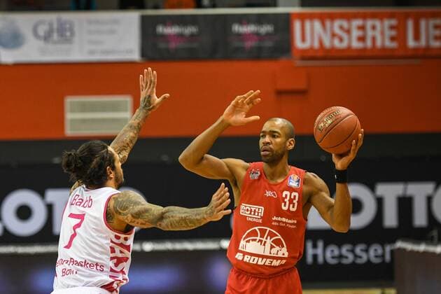 Chris Babb, Brandon Thomas Basketball Bundesliga, Basketball Saison 2020 2021, 22. Spieltag, Deutschland, easyCredit BBL, Germany, Giessen 46ers, giessen rot, Herren, Jobstairs GIESSEN 46ers - Telekom Baskets Bonn, Männer, Bonn in weiß
