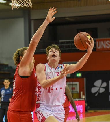 John Bryant, Simonas Lukosius Basketball Bundesliga, Basketball Saison 2020 2021, 22. Spieltag, Deutschland, easyCredit BBL, Germany, Giessen 46ers, giessen rot, Herren, Jobstairs GIESSEN 46ers - Telekom Baskets Bonn, Männer, Bonn in weiß