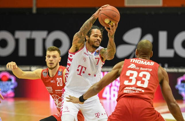 Ferdinand Zylka, Chris Babb, Brandon Thomas Basketball Bundesliga, Basketball Saison 2020 2021, 22. Spieltag, Deutschland, easyCredit BBL, Germany, Giessen 46ers, giessen rot, Herren, Jobstairs GIESSEN 46ers - Telekom Baskets Bonn, Männer, Bonn in weiß