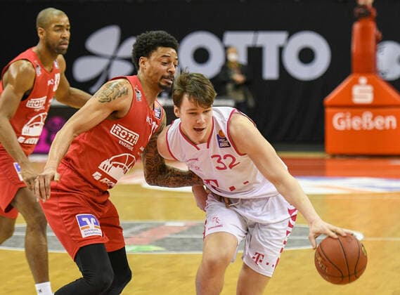 Brandon Thomas, Diante Garrett, Simonas Lukosius Basketball Bundesliga, Basketball Saison 2020 2021, 22. Spieltag, Deutschland, easyCredit BBL, Germany, Giessen 46ers, giessen rot, Herren, Jobstairs GIESSEN 46ers - Telekom Baskets Bonn, Männer, Bonn in weiß