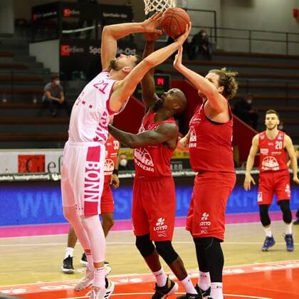 Leon Kratzer (Bonn) im Zweikampf mit Brandon Bowman (Giessen) und John Bryant (Giessen, rechts) Jobstairs Giessen 46ers vs Telekom Baskets Bonn, Basketball, easyCredit BBL, 06.03.2021 Jobstairs Giessen 46ers vs Telekom Baskets Bonn, Basketball, easyCredit BBL, 06.03.2021 Giessen Copyright: xEibner-Pressefotox EP_RWS