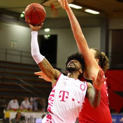 Alex Hamilton (Bonn) im Zweikampf mit John Bryant (Giessen) Jobstairs Giessen 46ers vs Telekom Baskets Bonn, Basketball, easyCredit BBL, 06.03.2021 Jobstairs Giessen 46ers vs Telekom Baskets Bonn, Basketball, easyCredit BBL, 06.03.2021 Giessen Copyright: xEibner-Pressefotox EP_RWS