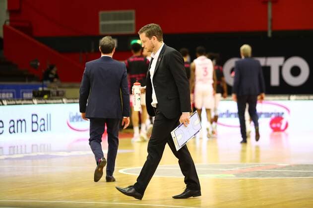 Trainer Rolf Scholz (Giessen) geht mit haengendem Kopf in die Kabine Jobstairs Giessen 46ers vs Telekom Baskets Bonn, Basketball, easyCredit BBL, 06.03.2021 Jobstairs Giessen 46ers vs Telekom Baskets Bonn, Basketball, easyCredit BBL, 06.03.2021 Giessen Copyright: xEibner-Pressefotox EP_RWS