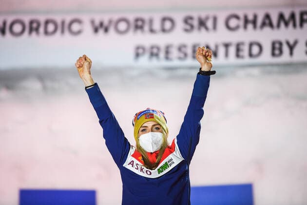 210306 Therese Johaug of Norway celebrates at a medal ceremony for the Women s Cross Country Skiing 30 km Classic Technique during the FIS Nordic Ski World Championships on March 6, 2021 in Oberstdorf. Photo: Johanna Lundberg BILDBYRAN kod JL JL0102 skidor cross-country skiing langrenn fis nordic world ski championships vm ski-vm skid-vm medaljceremoni medal ceremony 10 bbeng jubel celebration norge Copyright: JOHANNAxLUNDBERG BB210306JL171