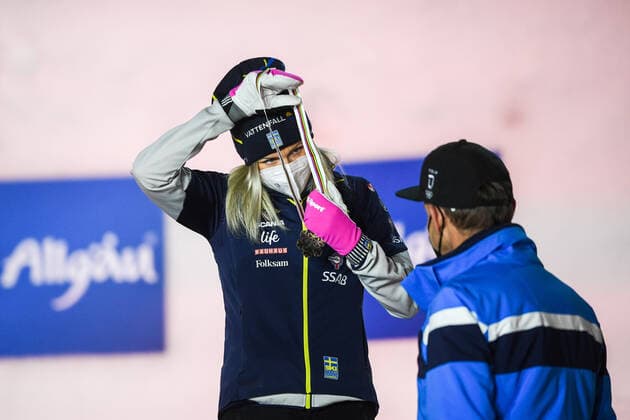 210306 Frida Karlsson of Sweden receives her bronze medal at a medal ceremony for the Women s Cross Country Skiing 30 km Classic Technique during the FIS Nordic Ski World Championships on March 6, 2021 in Oberstdorf. Photo: Johanna Lundberg BILDBYRAN kod JL JL0102 skidor cross-country skiing langrenn fis nordic world ski championships vm ski-vm skid-vm medaljceremoni medal ceremony 10 bbeng sverige Copyright: JOHANNAxLUNDBERG BB210306JL174