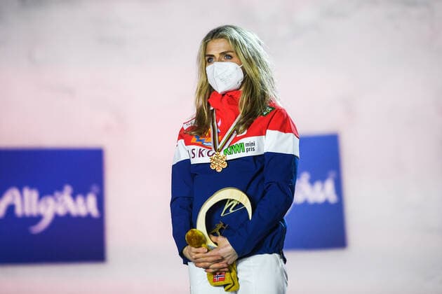 210306 Therese Johaug of Norway with her gold medal at a medal ceremony for the Women s Cross Country Skiing 30 km Classic Technique during the FIS Nordic Ski World Championships on March 6, 2021 in Oberstdorf. Photo: Johanna Lundberg BILDBYRAN kod JL JL0102 skidor cross-country skiing langrenn fis nordic world ski championships vm ski-vm skid-vm medaljceremoni medal ceremony 10 bbeng jubel norge Copyright: JOHANNAxLUNDBERG BB210306JL176
