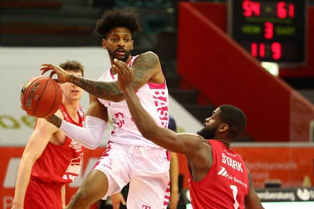 Alex Hamilton (Bonn) im Zweikampf mit Jonathan Stark (Giessen) Jobstairs Giessen 46ers vs Telekom Baskets Bonn, Basketball, easyCredit BBL, 06.03.2021 Jobstairs Giessen 46ers vs Telekom Baskets Bonn, Basketball, easyCredit BBL, 06.03.2021 Giessen Copyright: xEibner-Pressefotox EP_RWS