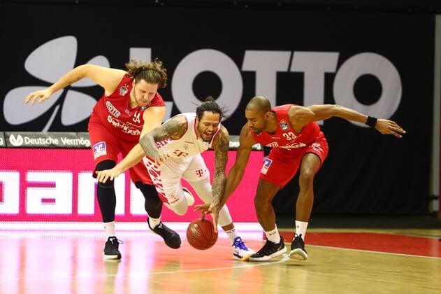 Chris Babb (Bonn) im Zweikampf mit John Bryant (Giessen, links) und Brandon Thomas (Giessen) Jobstairs Giessen 46ers vs Telekom Baskets Bonn, Basketball, easyCredit BBL, 06.03.2021 Jobstairs Giessen 46ers vs Telekom Baskets Bonn, Basketball, easyCredit BBL, 06.03.2021 Giessen Copyright: xEibner-Pressefotox EP_RWS