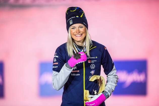 210306 Frida Karlsson of Sweden celebrates with her bronze medal at a medal ceremony for the Women s Cross Country Skiing 30 km Classic Technique during the FIS Nordic Ski World Championships on March 6, 2021 in Oberstdorf. Photo: Johanna Lundberg BILDBYRAN kod JL JL0102 skidor cross-country skiing langrenn fis nordic world ski championships vm ski-vm skid-vm medaljceremoni medal ceremony 10 bbeng jubel celebration sverige Copyright: JOHANNAxLUNDBERG BB210306JL179