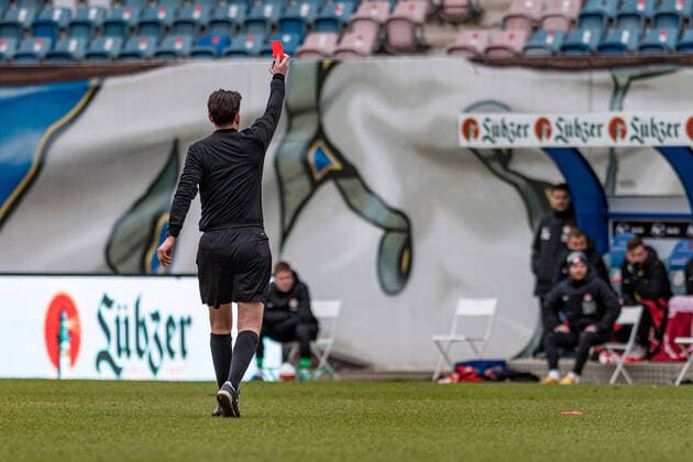 Rostock, Deutschland 06. Maerz 2021: 3. Liga - 2020 2021 - FC Hansa Rostock vs. 1. FC Kaiserslautern Schiedsrichter Manuel Gräfe Graefe (Berlin) zeigt Rot, rot Karte, Platzverweis an Trainer Marco Antwerpen (1. FC Kaiserslautern) DFB regulations prohibit any use of photographs as image sequences and or quasi-video. Ostseestadion Mecklenburg-Vorpommern Copyright: xFotostandx xVoelkerx