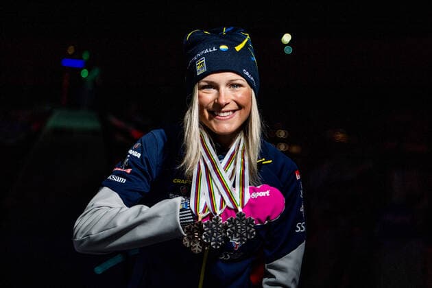 210306 Frida Karlsson of Sweden celebrates with her medals at a medal ceremony for the Women s Cross Country Skiing 30 km Classic Technique during the FIS Nordic Ski World Championships on March 6, 2021 in Oberstdorf. Photo: Johanna Lundberg BILDBYRAN kod JL JL0102 skidor cross-country skiing langrenn fis nordic world ski championships vm ski-vm skid-vm medaljceremoni medal ceremony 10 bbeng jubel celebration sverige Copyright: JOHANNAxLUNDBERG BB210306JL181