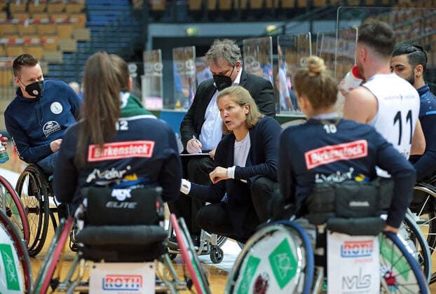 06.03.2021, xovx, Rollstuhl-Basketball 1. Bundesliga, RSV Lahn-Dill - RSB Thuringia Bulls Head-Coach Janet Zeltinger (RSV Lahn-Dill) mit Anweisungen an ihr Team Wetzlar Rittal-Arena Hessen Deutschland (DE)
