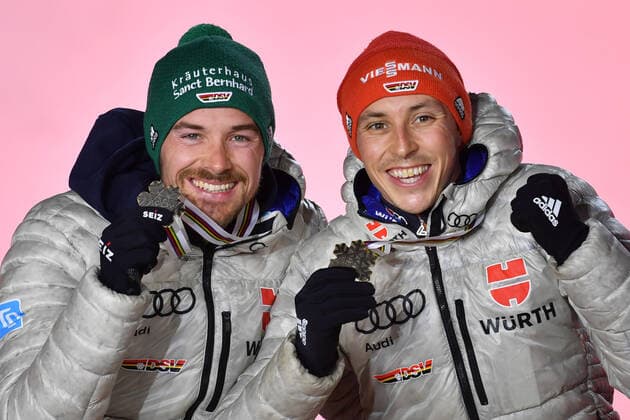 v.re:Eric FRENZEL (GER), Fabian RIESSLE (GER) mit Medaillen,Bronzemedaillen, Siegerehrung. Nordic Combined Team Sprint LH 2x 7,5 km, Nordische Kombination Herren, am 06.03.2021. FIS Nordische Ski WM 2021in Oberstdorf vom 22.02.-07.03.2021.