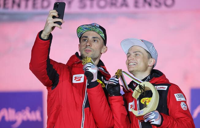 NORDIC SKIING - FIS Nordic World Ski Championships Oberstdorf 2021 OBERSTDORF,GERMANY,06.MAR.21 - NORDIC SKIING, NORDIC COMBINED, Ski jumping, Skispringen, Ski, nordisch - FIS Nordic World Ski Championships, team sprint, large hill, men, award ceremony. Image shows the rejoicing of Lukas Greiderer and Johannes Lamparter (AUT). GEPAxpictures xThomasxBachun