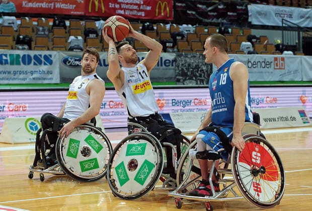 06.03.2021, xovx, Rollstuhl-Basketball 1. Bundesliga, RSV Lahn-Dill - RSB Thuringia Bulls v.l. Simon Brown (RSV Lahn-Dill), Steve Serio (RSV Lahn-Dill), Andre Bienek (RSB Thuringa Bulls) Wetzlar Rittal-Arena Hessen Deutschland (DE)