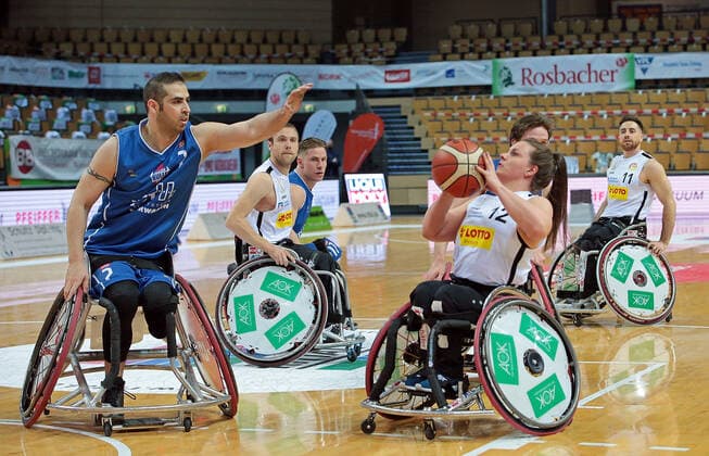 06.03.2021, xovx, Rollstuhl-Basketball 1. Bundesliga, RSV Lahn-Dill - RSB Thuringia Bulls v.l. Vahid Gholamazad (RSB Thuringa Bulls), Thomas Böhme (RSV Lahn-Dill), Karlis Podenieks (RSB Thuringa Bulls), Annabel Breuer (RSV Lahn-Dill), Ian Pierson (RSB Thuringa Bulls), Steve Serio (RSV Lahn-Dill) Wetzlar Rittal-Arena Hessen Deutschland (DE)