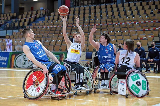 06.03.2021, xovx, Rollstuhl-Basketball 1. Bundesliga, RSV Lahn-Dill - RSB Thuringia Bulls v.l. Aliaksandr Halouski (RSB Thuringa Bulls), Thomas Böhme (RSV Lahn-Dill), Ian Pierson (RSB Thuringa Bulls), Annabel Breuer (RSV Lahn-Dill) Wetzlar Rittal-Arena Hessen Deutschland (DE)
