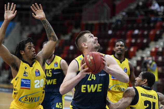 Rasid Mahalbasic (EWE Baskets Oldenburg) am Ball, dahinter Desi Rodriguez (MHP Riesen Ludwigsburg), GER, MHP Riesen Ludwigsburg vs. EWE Baskets Oldenburg, 06.03.2021, 22. Spieltag easycredit Basketball Bundesliga, Spielzeit 2020 2021. GER, MHP Riesen Ludwigsburg vs. EWE Baskets Oldenburg, 06.03.2021, 22. Spieltag easycredit Basketball Bundesliga, Spielzeit 2020 2021 Ludwigsburg Copyright: xEibnerxPressefoto MichaelxMemmlerx EP_MMR