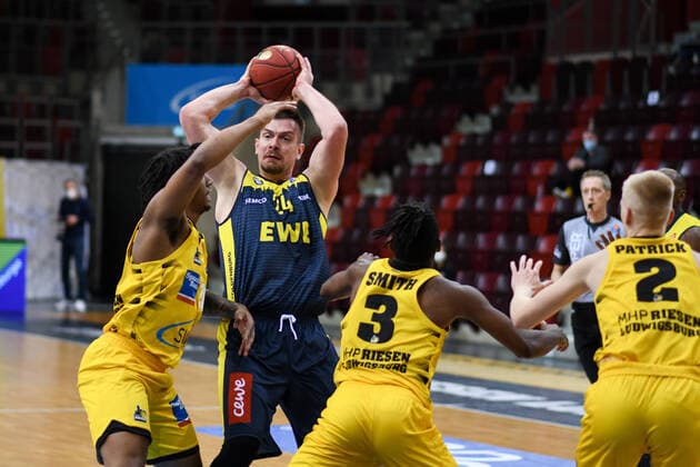 Rasid Mahalbasic (EWE Baskets Oldenburg) im Zweikampf mit Desi Rodriguez (MHP Riesen Ludwigsburg) und Jaleen Smith (MHP Riesen Ludwigsburg), GER, MHP Riesen Ludwigsburg vs. EWE Baskets Oldenburg, 06.03.2021, 22. Spieltag easycredit Basketball Bundesliga, Spielzeit 2020 2021. GER, MHP Riesen Ludwigsburg vs. EWE Baskets Oldenburg, 06.03.2021, 22. Spieltag easycredit Basketball Bundesliga, Spielzeit 2020 2021 Ludwigsburg Copyright: xEibnerxPressefoto MichaelxMemmlerx EP_MMR