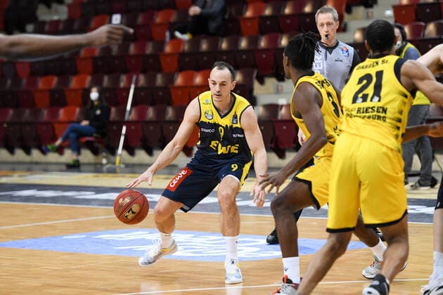 Karsten Tadda (EWE Baskets Oldenburg) im Zweikampf mit Jaleen Smith (MHP Riesen Ludwigsburg), GER, MHP Riesen Ludwigsburg vs. EWE Baskets Oldenburg, 06.03.2021, 22. Spieltag easycredit Basketball Bundesliga, Spielzeit 2020 2021. GER, MHP Riesen Ludwigsburg vs. EWE Baskets Oldenburg, 06.03.2021, 22. Spieltag easycredit Basketball Bundesliga, Spielzeit 2020 2021 Ludwigsburg Copyright: xEibnerxPressefoto MichaelxMemmlerx EP_MMR