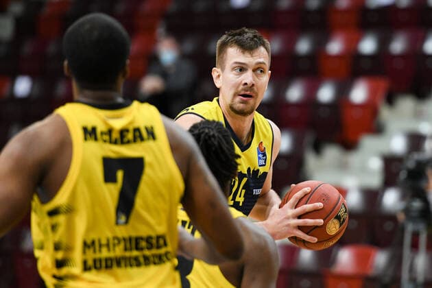Rasid Mahalbasic (EWE Baskets Oldenburg) im Zweikampf mit Jaleen Smith (MHP Riesen Ludwigsburg), GER, MHP Riesen Ludwigsburg vs. EWE Baskets Oldenburg, 06.03.2021, 22. Spieltag easycredit Basketball Bundesliga, Spielzeit 2020 2021. GER, MHP Riesen Ludwigsburg vs. EWE Baskets Oldenburg, 06.03.2021, 22. Spieltag easycredit Basketball Bundesliga, Spielzeit 2020 2021 Ludwigsburg Copyright: xEibnerxPressefoto MichaelxMemmlerx EP_MMR