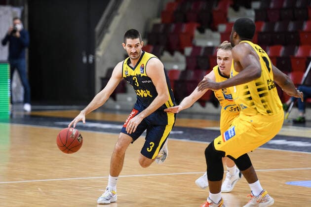 Braydon Hobbs (EWE Baskets Oldenburg) im Zweikampf mit Jamel McLean (MHP Riesen Ludwigsburg), GER, MHP Riesen Ludwigsburg vs. EWE Baskets Oldenburg, 06.03.2021, 22. Spieltag easycredit Basketball Bundesliga, Spielzeit 2020 2021. GER, MHP Riesen Ludwigsburg vs. EWE Baskets Oldenburg, 06.03.2021, 22. Spieltag easycredit Basketball Bundesliga, Spielzeit 2020 2021 Ludwigsburg Copyright: xEibnerxPressefoto MichaelxMemmlerx EP_MMR
