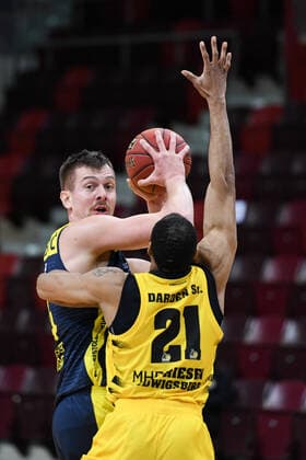 Rasid Mahalbasic (EWE Baskets Oldenburg) im Zweikampf mit Tremmell Darden (MHP Riesen Ludwigsburg), GER, MHP Riesen Ludwigsburg vs. EWE Baskets Oldenburg, 06.03.2021, 22. Spieltag easycredit Basketball Bundesliga, Spielzeit 2020 2021. GER, MHP Riesen Ludwigsburg vs. EWE Baskets Oldenburg, 06.03.2021, 22. Spieltag easycredit Basketball Bundesliga, Spielzeit 2020 2021 Ludwigsburg Copyright: xEibnerxPressefoto MichaelxMemmlerx EP_MMR