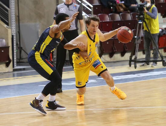 V.li. Phil Pressey (Oldenbg), Jordan Hulls (Riesen) . MHP Riesen Ludwigsburg vs.Baskets Oldenburg . Basketball-Bundesliga 2020-2021. Ludwigsburg , GER, 09.01.2021,