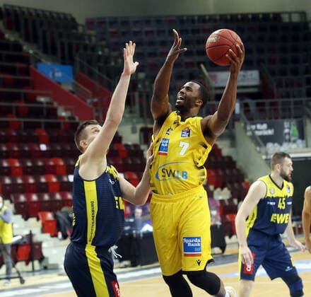 V.li. Rasid Mahalbasic (Oldenbg) , Jamel McLean (Riesen) . MHP Riesen Ludwigsburg vs.Baskets Oldenburg . Basketball-Bundesliga 2020-2021. Ludwigsburg , GER, 09.01.2021,
