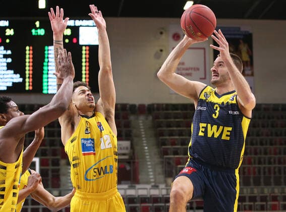 06.03.2021, Deutschland, Ludwigsburg, Basketball easyCredit BBL Bundesliga, MHP RIESEN Ludwigsburg vs. EWE Baskets Oldenburg, v.l. Yorman Polas Bartolo (MHP), Jonah Radebaugh (MHP), Braydon Hobbs (EWE)