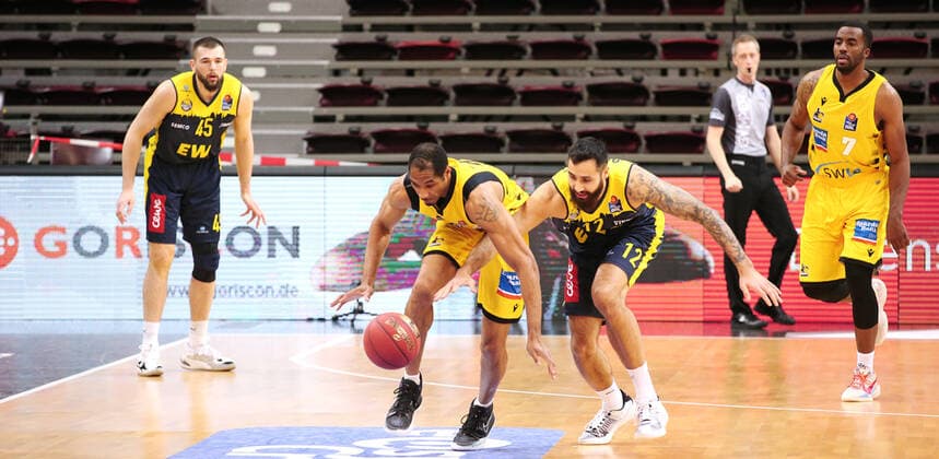 06.03.2021, Deutschland, Ludwigsburg, Basketball easyCredit BBL Bundesliga, MHP RIESEN Ludwigsburg vs. EWE Baskets Oldenburg, v.l. Tremmell Darden (MHP), Martin Breunig (EWE)