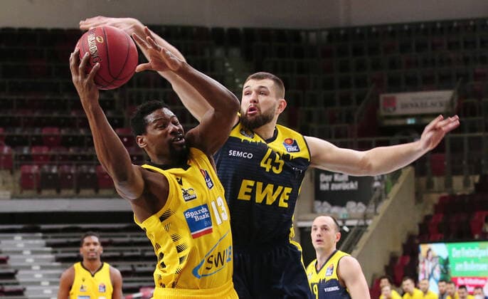 06.03.2021, Deutschland, Ludwigsburg, Basketball easyCredit BBL Bundesliga, MHP RIESEN Ludwigsburg vs. EWE Baskets Oldenburg, v.l. Yorman Polas Bartolo (MHP), Nathan Boothe (EWE)