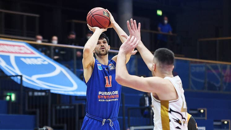 Basketball 1. Bundesliga, Saison 2020 2021, 22. Spieltag, Syntainics MBC Weißenfels vs. Basketball Löwen Braunschweig (06.02.2021) Aleksandar Marelja (MBC Weissenfels, Rueckennummer Nummer 17) beim Wurf gegen Benedikt Turudic (Forward Braunschweig, Rueckennummer 44) beim Spiel MBC Weißenfels gegen Braunschweig (06.03.2021) Weißenfels Sachsen-Anhalt Deutschland Stadthalle Weißenfels