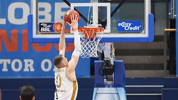 Basketball 1. Bundesliga, Saison 2020 2021, 22. Spieltag, Syntainics MBC Weißenfels vs. Basketball Löwen Braunschweig (06.02.2021) Lukas Wank (Guard Braunschweig, Rueckennummer 100) am korb beim Dunking Dunk beim Spiel MBC Weißenfels gegen Braunschweig (06.03.2021) Weißenfels Sachsen-Anhalt Deutschland Stadthalle Weißenfels