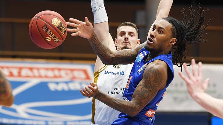 Basketball 1. Bundesliga, Saison 2020 2021, 22. Spieltag, Syntainics MBC Weißenfels vs. Basketball Löwen Braunschweig (06.02.2021) Anthony Barber (MBC Weissenfels, Rueckennummer Nummer 10) (Mitte) gegen Lukas Wank (Guard Braunschweig, Rueckennummer 100) (li.) beim Spiel MBC Weißenfels gegen Braunschweig (06.03.2021) Weißenfels Sachsen-Anhalt Deutschland Stadthalle Weißenfels