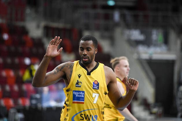 Jamel McLean (MHP Riesen Ludwigsburg) hebt die Haende, GER, MHP Riesen Ludwigsburg vs. EWE Baskets Oldenburg, 06.03.2021, 22. Spieltag easycredit Basketball Bundesliga, Spielzeit 2020 2021. GER, MHP Riesen Ludwigsburg vs. EWE Baskets Oldenburg, 06.03.2021, 22. Spieltag easycredit Basketball Bundesliga, Spielzeit 2020 2021 Ludwigsburg Copyright: xEibnerxPressefoto MichaelxMemmlerx EP_MMR