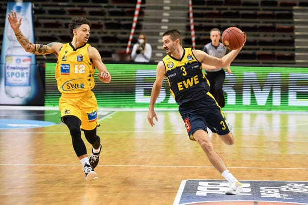 Braydon Hobbs (EWE Baskets Oldenburg) im Zweikampf mit Jonah Radebaugh (MHP Riesen Ludwigsburg), GER, MHP Riesen Ludwigsburg vs. EWE Baskets Oldenburg, 06.03.2021, 22. Spieltag easycredit Basketball Bundesliga, Spielzeit 2020 2021. GER, MHP Riesen Ludwigsburg vs. EWE Baskets Oldenburg, 06.03.2021, 22. Spieltag easycredit Basketball Bundesliga, Spielzeit 2020 2021 Ludwigsburg Copyright: xEibnerxPressefoto MichaelxMemmlerx EP_MMR
