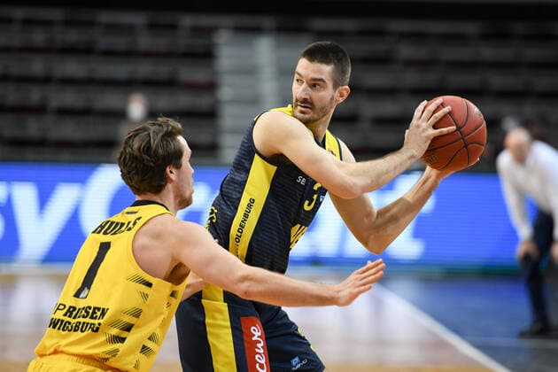 Braydon Hobbs (EWE Baskets Oldenburg) im Zweikampf mit Jordan Hulls (MHP Riesen Ludwigsburg), GER, MHP Riesen Ludwigsburg vs. EWE Baskets Oldenburg, 06.03.2021, 22. Spieltag easycredit Basketball Bundesliga, Spielzeit 2020 2021. GER, MHP Riesen Ludwigsburg vs. EWE Baskets Oldenburg, 06.03.2021, 22. Spieltag easycredit Basketball Bundesliga, Spielzeit 2020 2021 Ludwigsburg Copyright: xEibnerxPressefoto MichaelxMemmlerx EP_MMR
