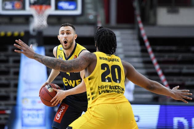Keith Hornsby (EWE Baskets Oldenburg) im Zweikampf mit Desi Rodriguez (MHP Riesen Ludwigsburg), GER, MHP Riesen Ludwigsburg vs. EWE Baskets Oldenburg, 06.03.2021, 22. Spieltag easycredit Basketball Bundesliga, Spielzeit 2020 2021. GER, MHP Riesen Ludwigsburg vs. EWE Baskets Oldenburg, 06.03.2021, 22. Spieltag easycredit Basketball Bundesliga, Spielzeit 2020 2021 Ludwigsburg Copyright: xEibnerxPressefoto MichaelxMemmlerx EP_MMR