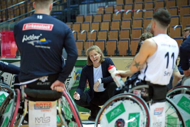 06.03.2021, xovx, Rollstuhl-Basketball 1. Bundesliga, RSV Lahn-Dill - RSB Thuringia Bulls Anweisungen von Head-Coach Janet Zeltinger (RSV Lahn-Dill) an ihr Team. Wetzlar Rittal-Arena Hessen Deutschland (DE)