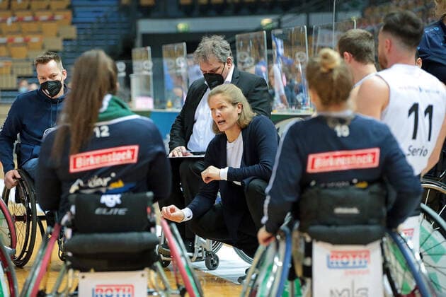 06.03.2021, xovx, Rollstuhl-Basketball 1. Bundesliga, RSV Lahn-Dill - RSB Thuringia Bulls Anweisungen von Head-Coach Janet Zeltinger (RSV Lahn-Dill) an ihr Team. Wetzlar Rittal-Arena Hessen Deutschland (DE)
