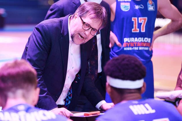 Basketball 1. Bundesliga, Saison 2020 2021, 22. Spieltag, Syntainics MBC Weißenfels vs. Basketball Löwen Braunschweig (06.02.2021) Head Coach Silvano Poropat (MBC Weissenfels) bei einer Ansprache in einer Auszeit beim Spiel MBC Weißenfels gegen Braunschweig (06.03.2021) Weißenfels Sachsen-Anhalt Deutschland Stadthalle Weißenfels