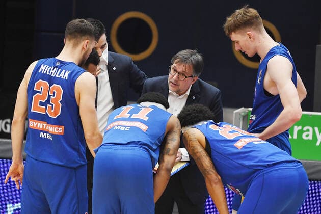 Basketball 1. Bundesliga, Saison 2020 2021, 22. Spieltag, Syntainics MBC Weißenfels vs. Basketball Löwen Braunschweig (06.02.2021) Head Coach Silvano Poropat (MBC Weissenfels) bei einer Ansprache in einer Auszeit beim Spiel MBC Weißenfels gegen Braunschweig (06.03.2021) vor Michal Michalak (MBC Weissenfels, Rueckennummer Nummer 23), Kyndahl Hill (MBC Weissenfels, Rueckennummer Nummer 11), Deron Washinton (MBC Weissenfels, Rueckennummer Nummer 20), Philipp Hartwich (MBC Weissenfels, Rueckennummer Nummer 12) (v.l.n.r.). Weißenfels Sachsen-Anhalt Deutschland Stadthalle Weißenfels