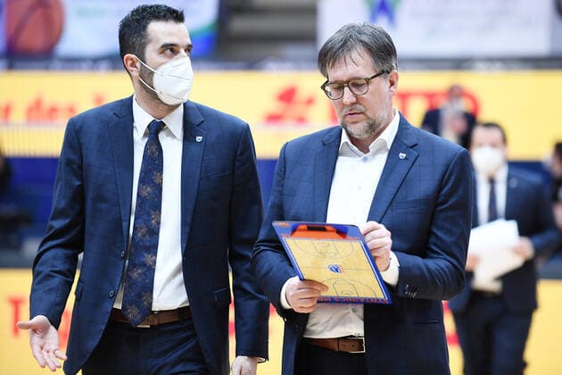 Basketball 1. Bundesliga, Saison 2020 2021, 22. Spieltag, Syntainics MBC Weißenfels vs. Basketball Löwen Braunschweig (06.02.2021) Head Coach Silvano Poropat (MBC Weissenfels) (re.) und Coach Aleksandar Scepanovic (MBC Weissenfels) (li.) beim Spiel MBC Weißenfels gegen Braunschweig (06.03.2021) Weißenfels Sachsen-Anhalt Deutschland Stadthalle Weißenfels